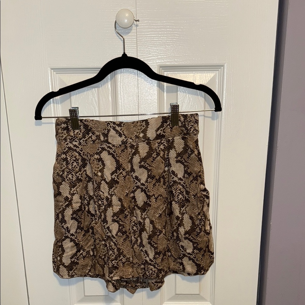 H&M Tan and Brown Bubble shorts with pockets
